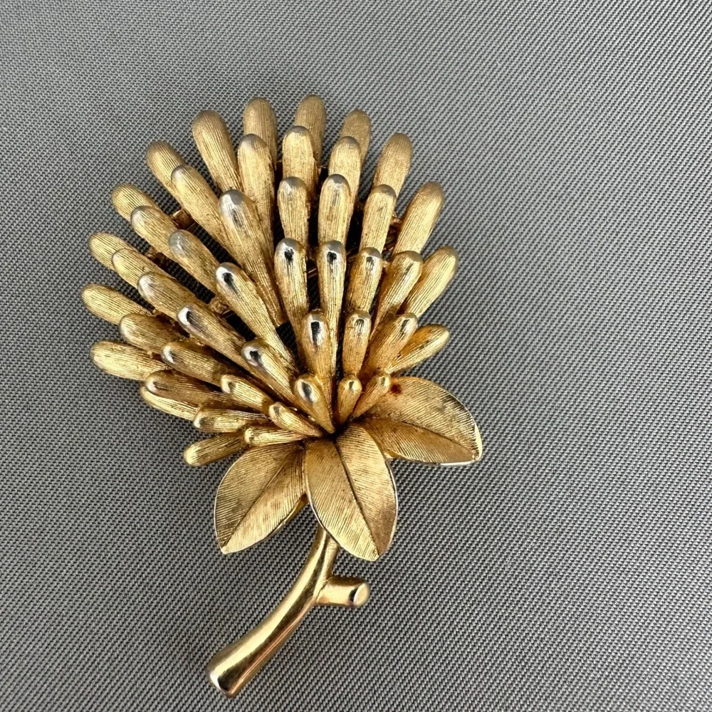Vintage Trifari Crown Gold Tone Thistle Brooch and Clip On Earring Set Signed‎